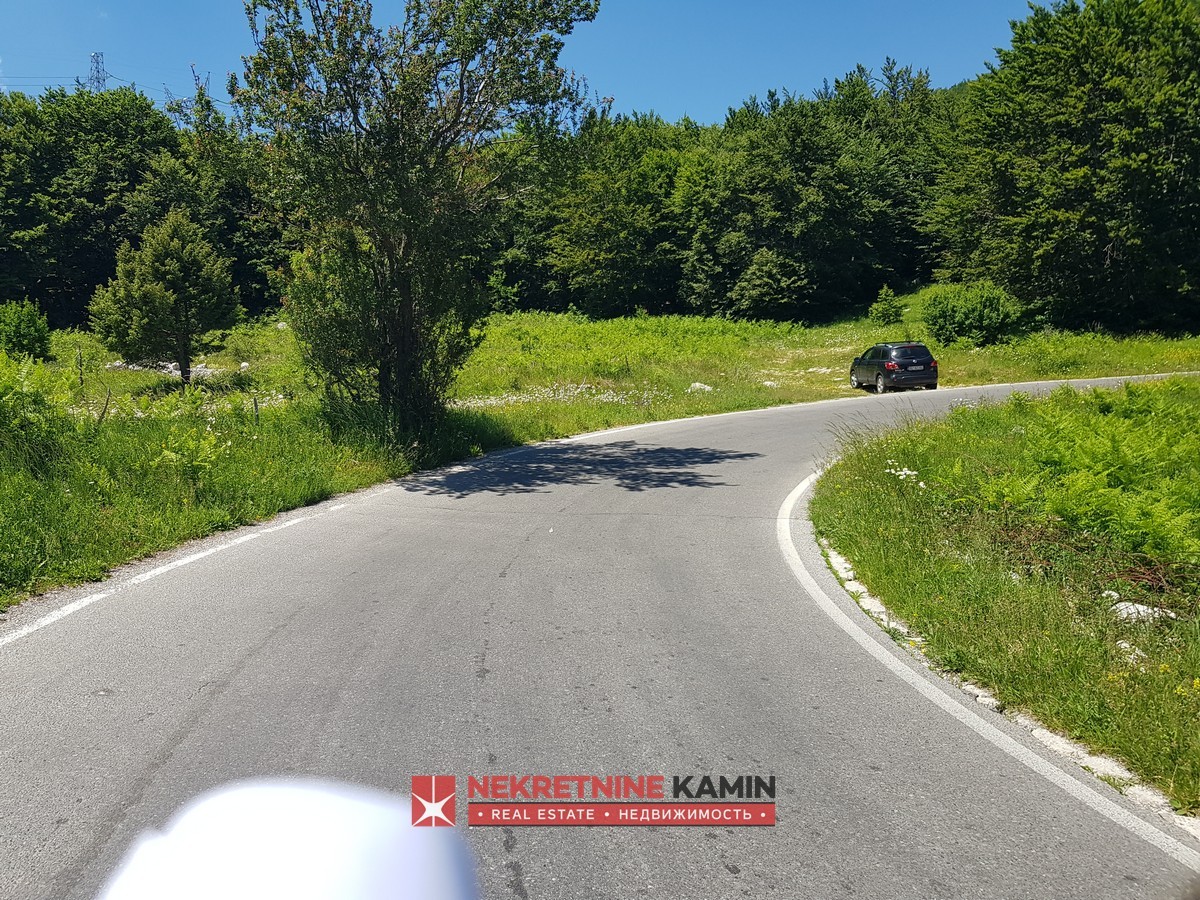 Urbanizovan plac od 4.323 m² između Cetinja i Lovćena